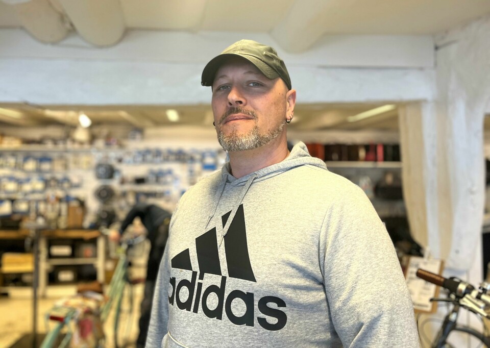 Hos Sykkelpikene har går salget av elsykler godt, sier mekaniker David Laiso. Stavanger utvider støtten til kjøp av elsykler