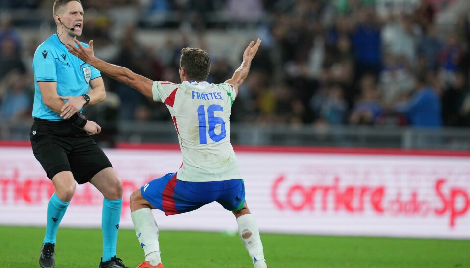 Espen Eskås i aksjon i oppgjøret mellom Italia og Belgia. Her er det Davide Frattesi som ikke er helt på linje med kamplederen. Espen Eskås i aksjon i oppgjøret mellom Italia og Belgia. Her er det Davide Frattesi som ikke er helt på linje med kamplederen. Foto: Alfredo Falcone / LaPresse via AP / NTB