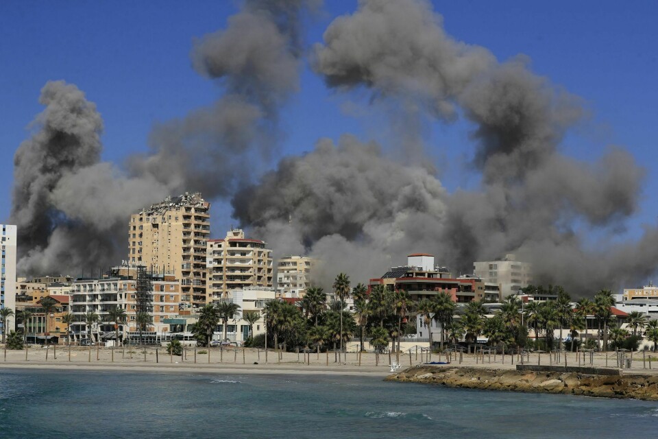 Store røykskyer fra bygninger som er skadet i israelske luftangrep i byen Tyr i Libanon onsdag. Smoke rises from buildings hit in Israeli airstrikes in Tyre, Lebanon, Wednesday, Oct. 23, 2024. (AP Photo/Mohammad Zaatari)