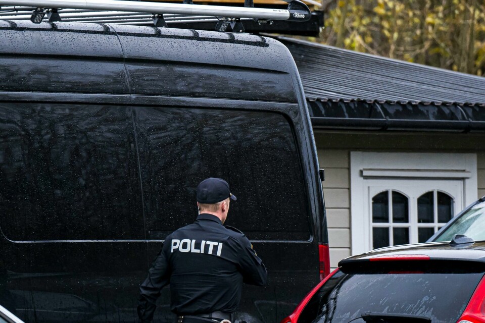 En mann er siktet for grov kroppsskade med døden til følge etter at en kvinne ble funnet død og et barn hardt skadet i Vestnes tidligere i oktober. Mannen nekter straffskyld. En mann er siktet for grov kroppsskade med døden til følge etter at en kvinne ble funnet død og et barn hardt skadet i Vestnes tirsdag. Foto: Marius Simensen / NTB