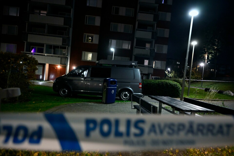 Politi på stedet og sperringer satt opp etter at en kvinne ble skutt og døde i Akalla i Nord-Stockholm tirsdag kveld. Politi på stedet og sperringer satt opp etter at en kvinne ble skutt og døde i Akalla i Nord-Stockholm tirsdag kveld. Foto: Pontus Lundahl / TT / NTB