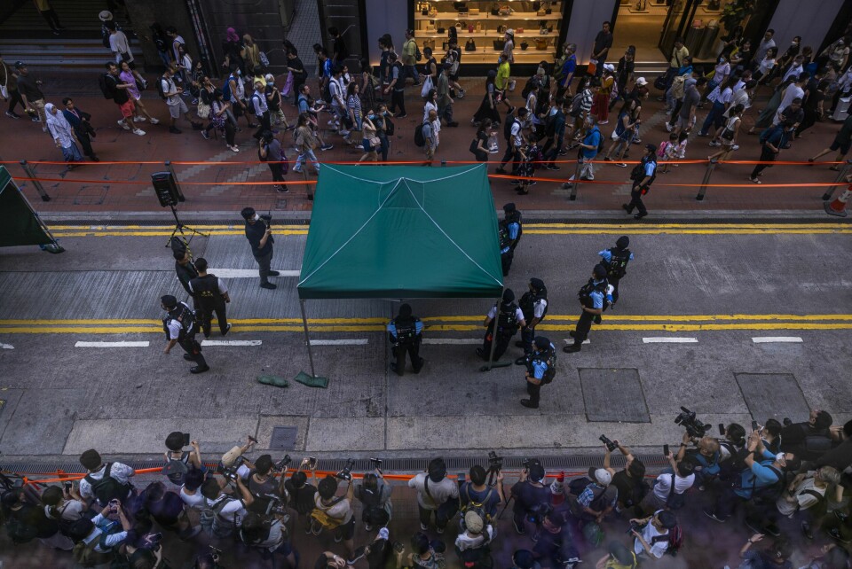 Politiet i Hongkong var søndag utplassert nær Victoria Park, der de stanset og kontrollerte folk som de mistenkte ville markere 34-årsdagen for massakren på Den himmelske freds plass i Beijing. Politiet i Hongkong var søndag utplassert nær Victoria Park, der de stanset og kontrollerte folk som de mistenkte ville markere 34-årsdagen for massakren på Den himmelske freds plass i Beijing. Foto: Louise Delmotte / AP / NTB