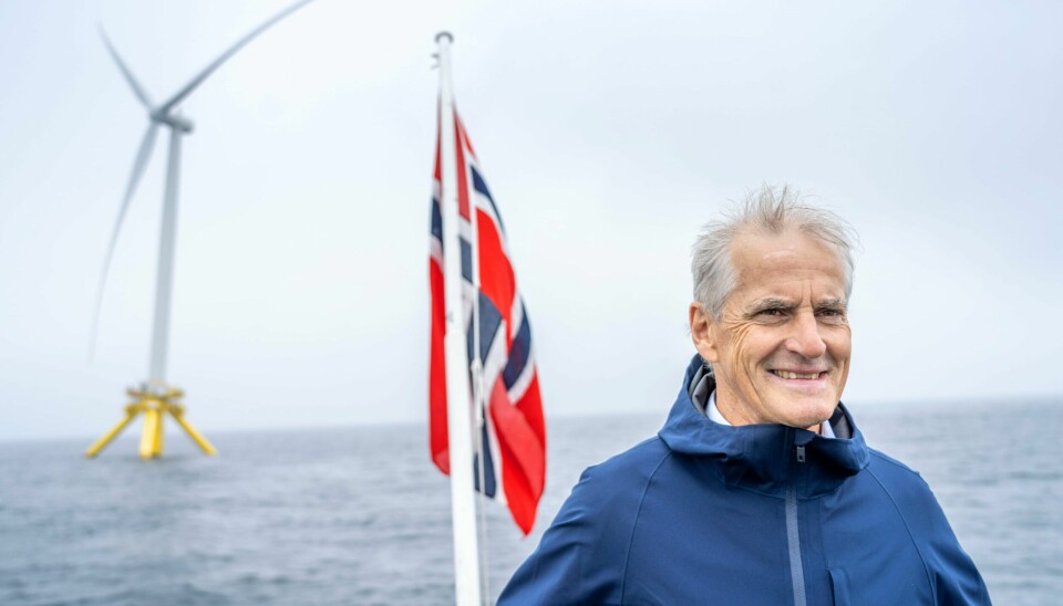 Statsminister Jonas Gahr Støre besøker havvindmøller utenfor Haugesund. Nå legger regjeringen 23 milliarder på bordet for å skape et havvindeventyr i Norge. .
