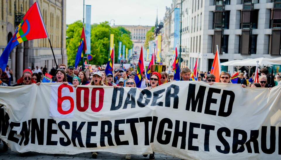Fosen-aksjonistene i tog på Karl Johan lørdag. Fosen-aksjonistene i tog på Karl Johan lørdag. Foto: Javad Parsa / NTB