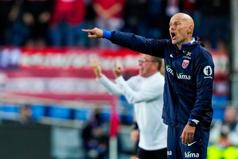 Ståle Solbakken i aksjon mot Østerrike på Ullevaal stadion mandag kveld. Ståle Solbakken dirigerer sine spillere under nasjonsligakampen mot Østerrike. I bakgrunnen gjestenes trener Ralf Rangnick. Foto: Terje Pedersen / NTB