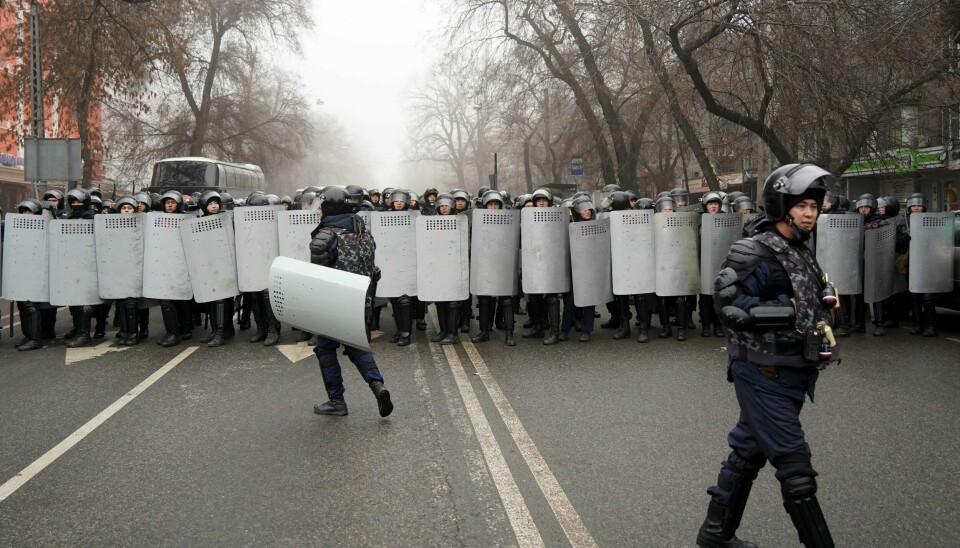 Opprørspoliti har stilt seg opp for å stanse demonstranter i Almaty. Kasakhstans president Karrym-Jomart Tokajev setter inn militæret for å bryte opp demonstrasjonene i landet, og ber en russisk-ledet allianse om hjelp. Her står opprørspoliti oppstilt i Almaty onsdag. Foto: Vladimir Tretyakov / AP / NTB
