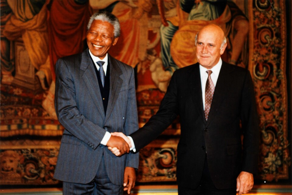 ANC-leder Nelson Mandela og Frederik Willem de Klerk tar hverandre i hendene i forbindelse med tildelingen av Nobels fredspris i 1993 på Grand hotell. ANC-leder Nelson Mandela og Frederik Willem de Klerk tar hverandre i hendene.