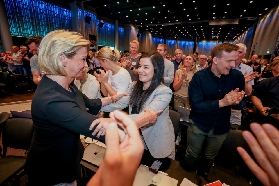 Saken er klar: Zaineb Al-Samarai blir gratulert av Berit Kjøll (t.v.) etter at hun ble valgt som ny idrettspresident i Bergen søndag. Saken er klar: Zaineb Al-Samarai blir gratulert av Berit Kjøll (t.v.) etter at hun ble valgt som ny idrettspresident i Bergen søndag.