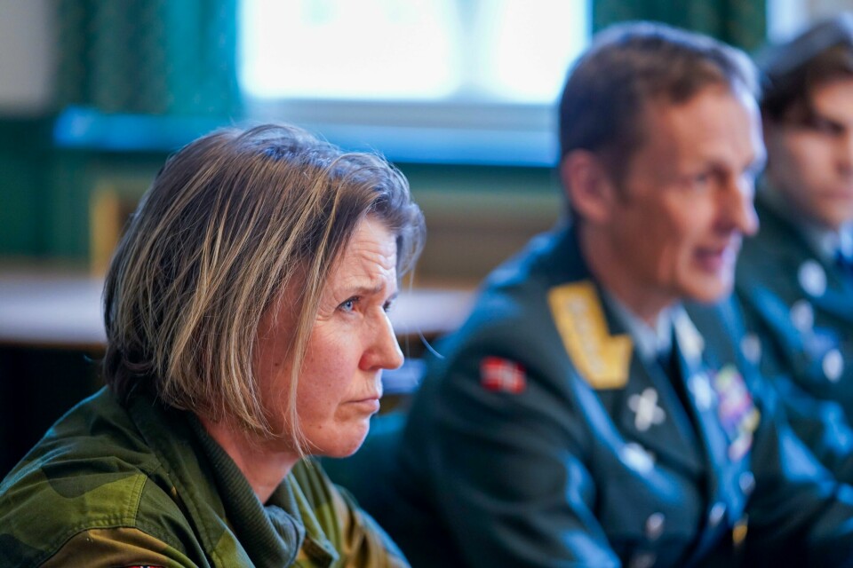 Elisabeth Michelsen skal lede arbeidet mot mobbing i Forsvaret. Nå får hun selv kritikk for sin håndtering i en varslersak i Heimevernet. Forsvarssjef Eirik Johan Kristoffersen til høyre. Heimevernssjef Elisabeth Michelsen skal lede arbeidet mot mobbing og trakassering i Forsvaret. Foto: Terje Pedersen / NTB