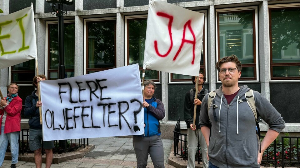 Aktivister fra organisasjonen Extinction Rebellion sperrer mandag innganger til Stortinget. Aktivister fra organisasjonen Extinction Rebellion sperrer mandag morgen alle innganger til Stortinget.
