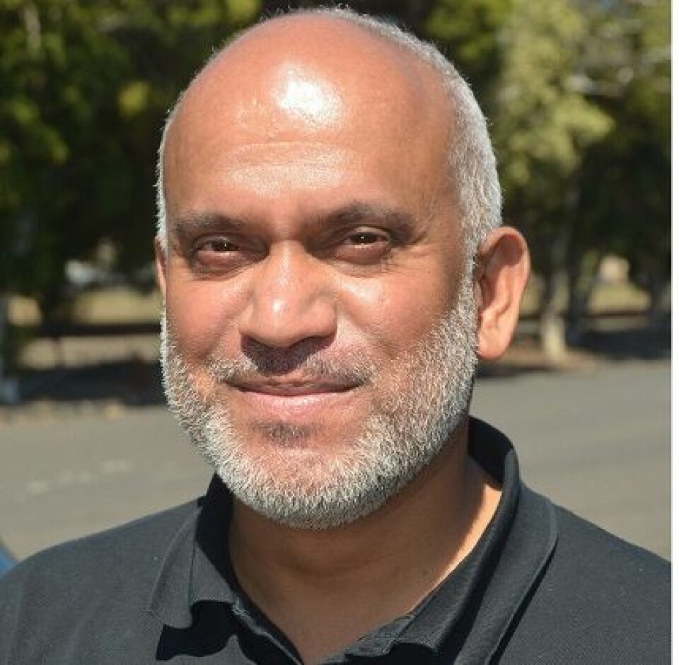 Unni Krishnan, Global Humanitarian Director, Plan International. Mann med brun hud, kort grått hår. Smiler med munnen lukket til kamera.
