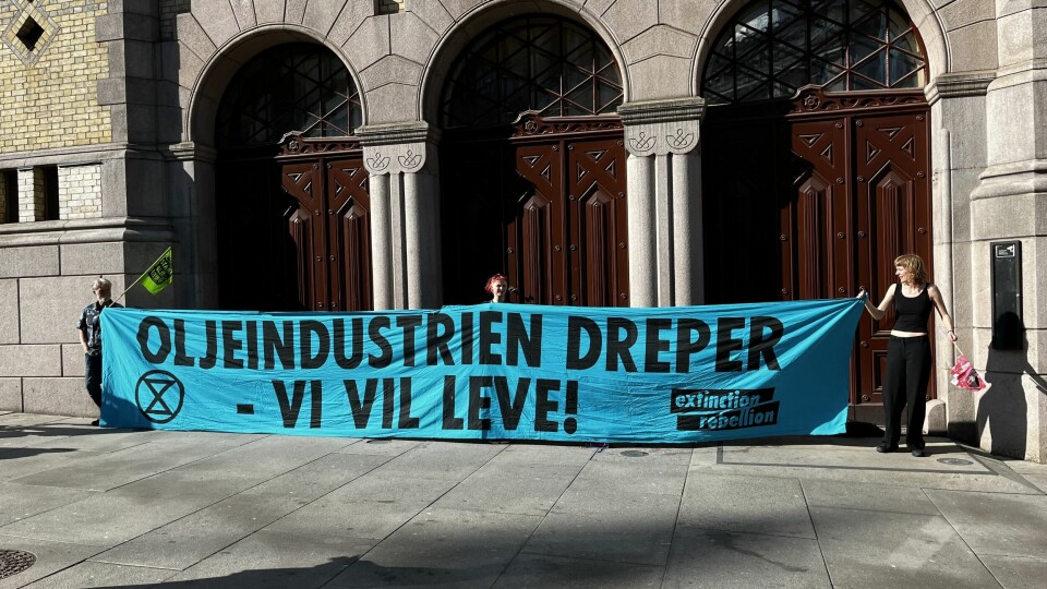 Aktivister fra organisasjonen Extinction Rebellion sperrer mandag morgen alle innganger til Stortinget. Aktivister fra organisasjonen Extinction Rebellion sperrer mandag morgen alle innganger til Stortinget.