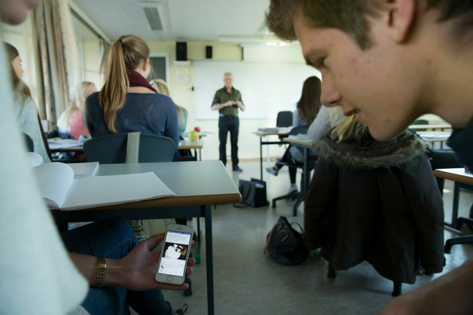 – Jeg ser det hver dag i klasserommet, hvordan mobiltelefonen ødelegger de unges konsentrasjon, og dermed også evnen til å lese lengre tekster, skriver kronikkforfatteren.