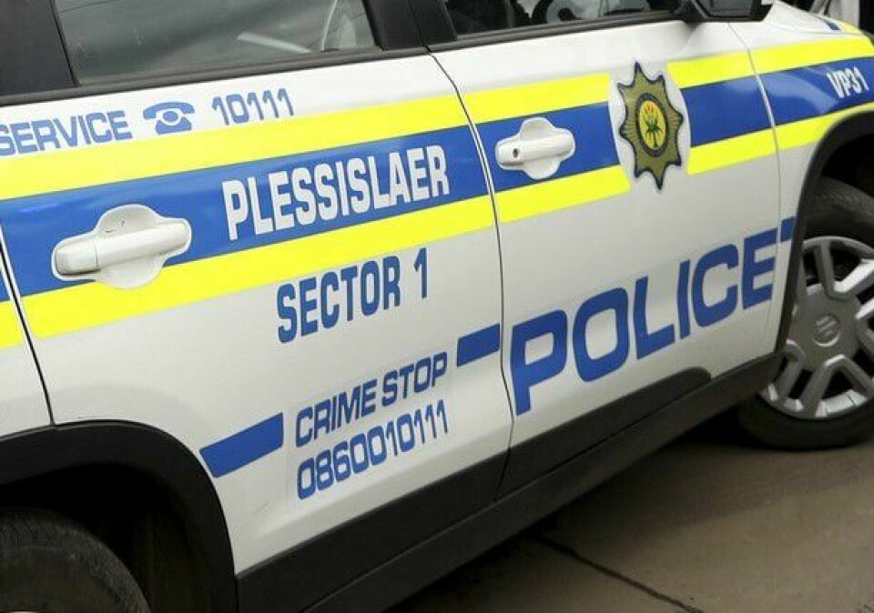 Illustrasjonsfoto. South Africa Mass ShootingCurious onlookers behind a police cordon, where ten people from the same family were shot dead Friday, April 21, 2023. Police say 10 people were 'ambushed' by unknown gunmen at a home in the city of Pietermaritzburg in the eastern KwaZulu-Natal province, South Africa. (AP Photo)