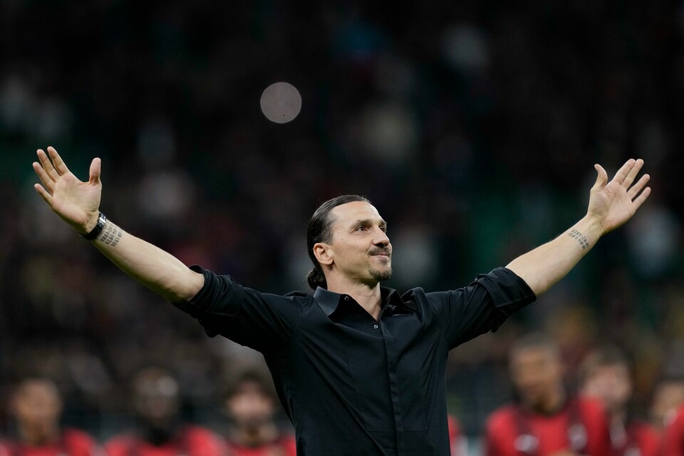 Zlatan Ibrahimovic takket Milan-fansen og tok samtidig farvel med toppfotballen som spiller søndag kveld. Zlatan Ibrahimovic takket Milan-fansen og tok samtidig farvel med toppfotballen som spiller søndag kveld. Foto: Antonio Calanni / AP / NTB