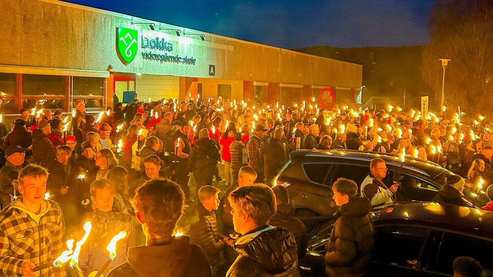 Rundt 2000 personer stilte opp med fakler til kamp for Dokka videregående skoles eksistens mandag kveld. Rundt 2000 personer stilte opp med fakler til kamp for Dokka videregående skoles eksistens mandag kveld. Foto: Morten Normann / NTB