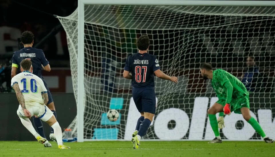 Noa Lang sender PSV i føringen mot PSG. Noa Lang sender PSV i føringen mot PSG. Foto: Christophe Ena / AP / NTB