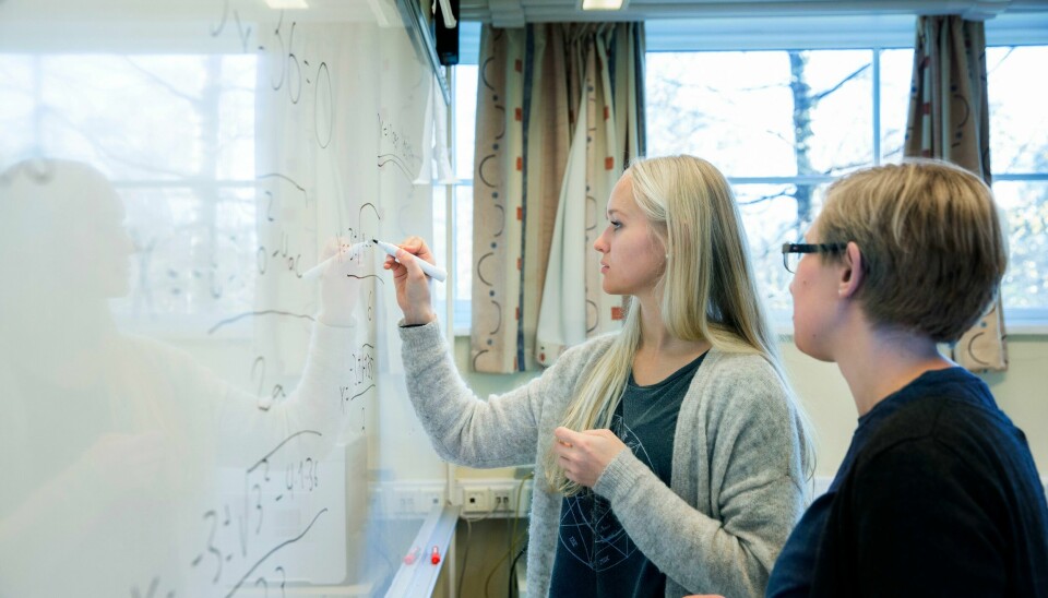 – I en tid hvor realfaglig kunnskap er mangelvare, og hvor flere og flere av fremtidsutfordringene skal løses teknologisk, burde fysikkfaget solgt seg selv, skriver innleggsforfatterne. Illustrasjonsbilde. Tenåringer. Lærer og elever i klasserom. Undervisning pågår. Lærer underviser. Lærer og elev ved tavlen. Mattetime.
