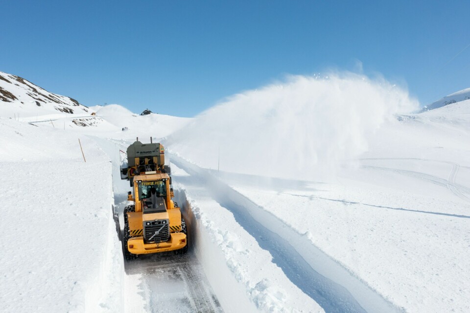Brøytemannskaper i aksjon på Sognefjellet. Brøytemannskapa i aksjon like ved Korpen, som er ein populær rasteplass på Sognefjellet, der mange stoppar for å ta bilete. Foto: Christian Blom / NTB / NPK