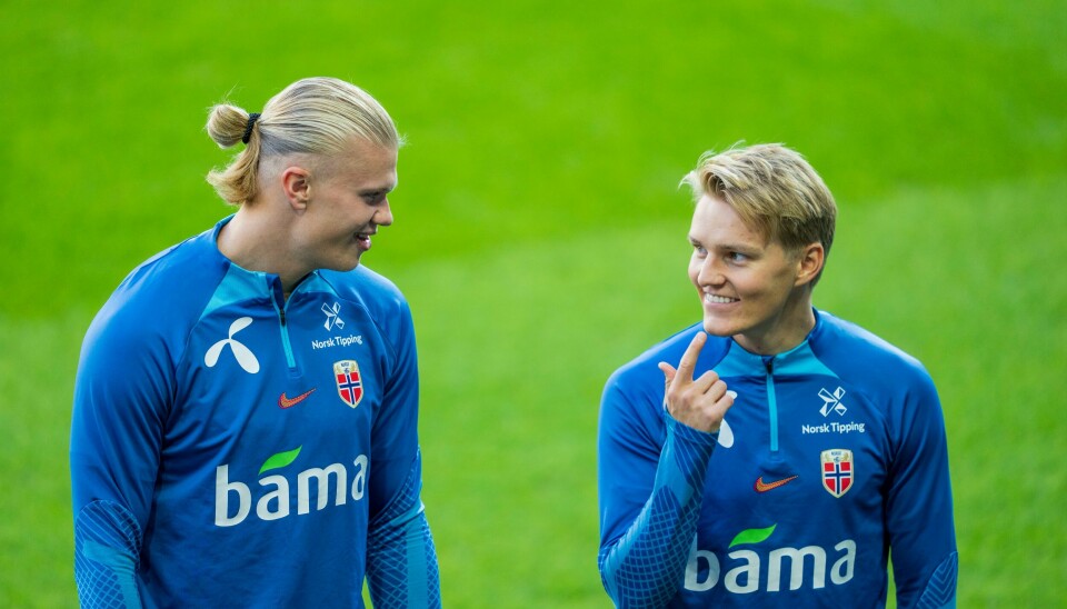 – At tidlige gjennombrudd bejubles, er vel og bra. Men kan jaget etter unge toppspillere også gå på bekostning av idealet som Norges Fotballforbund (NFF) har som sin grunnpilar; «flest mulig, lengst mulig, best mulig», spør innleggsforfatterne. Norges Erling Braut Haaland og Martin Ødegaard under en trening med Norges herrelandslag i fotball på Stozice Stadium i Slovenia i september 2022.