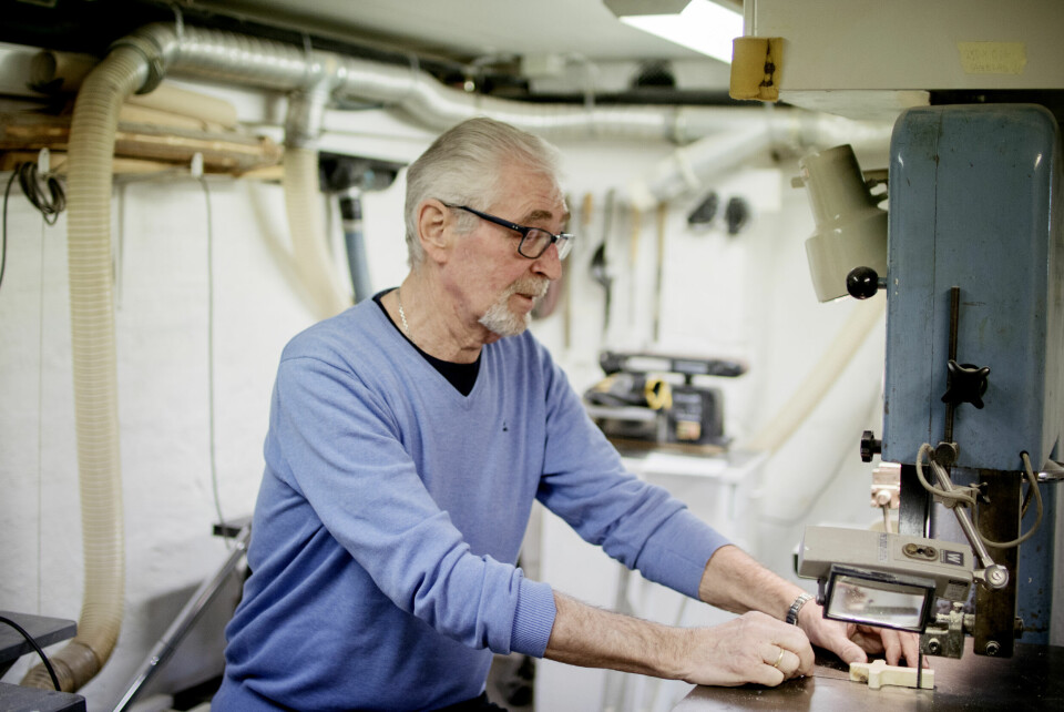 I snekkerverkstedet lager de ofte figurer knyttet opp til høytidene. Arild Hov (72) er frivillig, og leder snekkerverkstedet på Ensjøtunet Omsorg+ i Oslo.