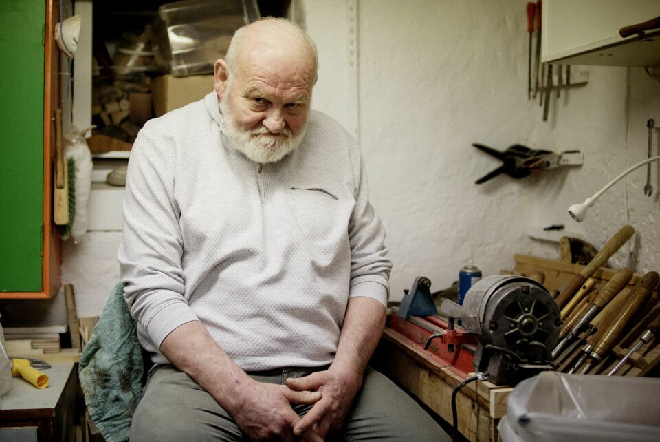 Geir Grue (67) er spesielt glad i å lage det barnebarna ønsker seg. Han har laget stylter, salgsbod og et lite skatoll. Geir Grue (67) er beboer og aktiv snekker på Ensjøtunet Omsorg+.