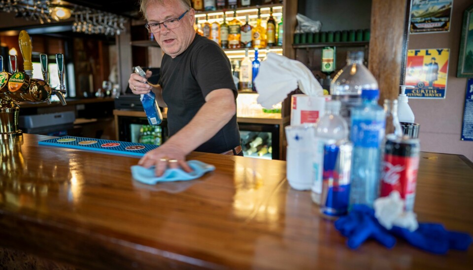 Tidligere Frp-politiker Per Sandberg driver nå Grand Bar i Halden. Nå er en mann tiltalt for vold mot Sandberg på baren i romjulen i fjor. Tidligere Frp-politiker Per Sandberg driver nå Grand Bar i Halden. Nå er en mann tiltalt for vold mot Sandberg på baren i romjulen i fjor. Foto: Heiko Junge / NTB