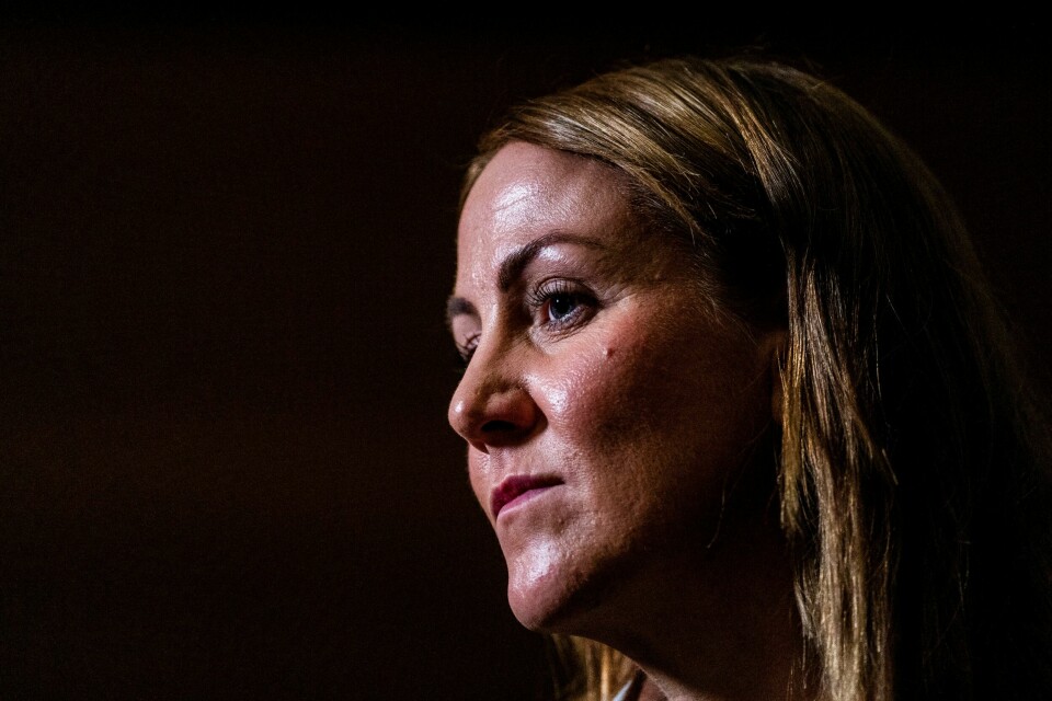 Kunnskapsminister Tonje Brenna og partiledelsen i Arbeiderpartiet må lytte mer til folk flest, skriver innleggsforfatter. Tonje Brenna, kvinne med skandinavisk utseendet svart bakgrunn. Blondt hår, ser seriøst ut, smiler ikke.