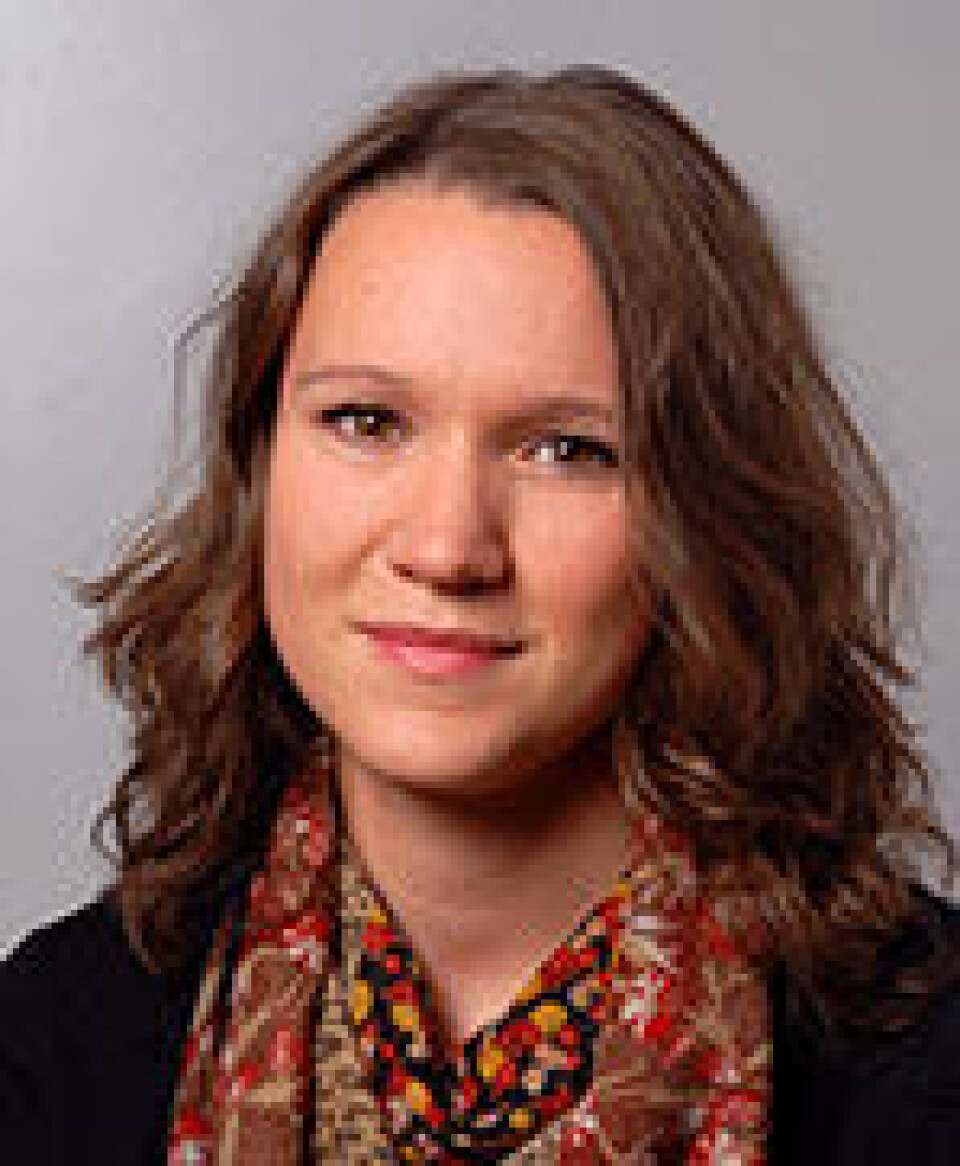 Marianne Engelstad, syklist Dame med skandinavisk utseende, brunt hår og rutete skjerf. Smiler svakt til kamera.