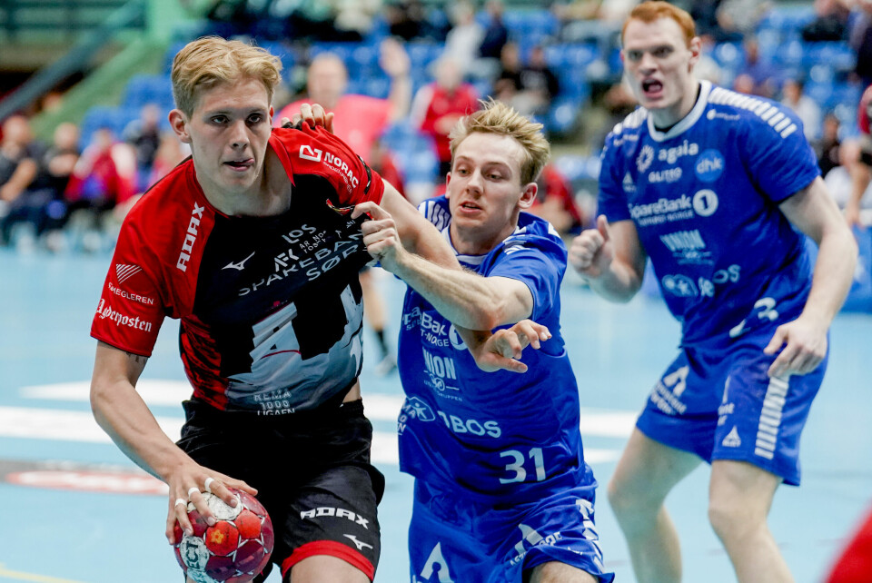 Ola Hoftun Lillelien (i midten) under en håndballkamp mellom Drammen og ØIF Arendal i Drammenshallen. Håndballspillere i kamp