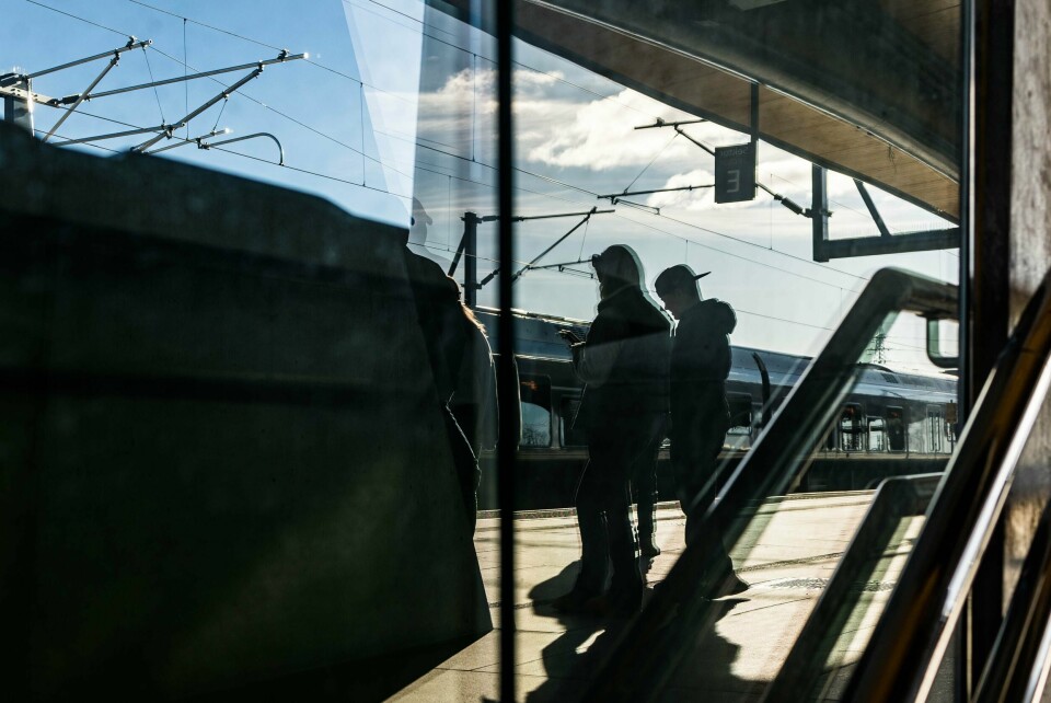 Passasjerer på Ski stasjon på vei til et tog på Follobanen i mars. Passasjerer på Ski stasjon på vei til et tog på Follobanen i mars.Foto: Alf Simensen / NTB