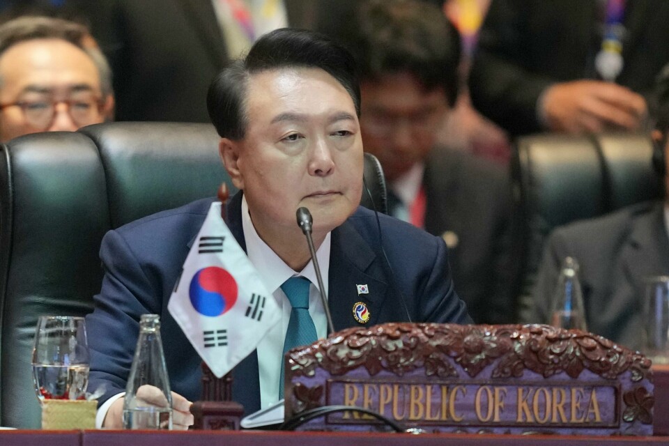 Sør-Koreas president Yoon Suk-yeol. Sør-Koreas president Yoon Suk-yeol har snakket med Nato-sjef Mark Rutte etter at landet har anklaget Nord-Korea for å sende soldater til Russland. Foto: Dita Alangkara / AP / NTB