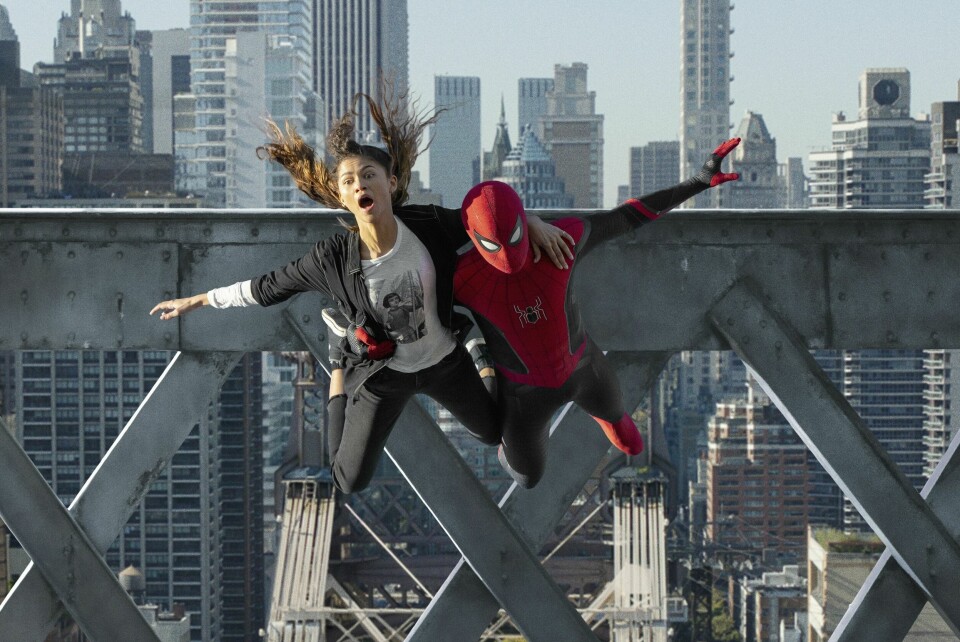 Den neste Spider-man-filmen med Zendaya og Tom Holland er satt på vent på grunn av Hollywood-streiken. Den fjerde filmen er bare en av mange filmer og serier vi har i vente fra Spider-man-universet. Kaster seg uti det: Zendaya og Tom Holland i «Spider-Man: No Way Home». Foto: AP