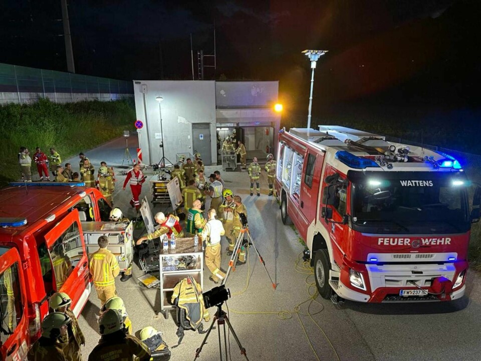 Store brannmannskaper kom raskt til stedet. Store brannmannskaper kom raskt til stedet.
