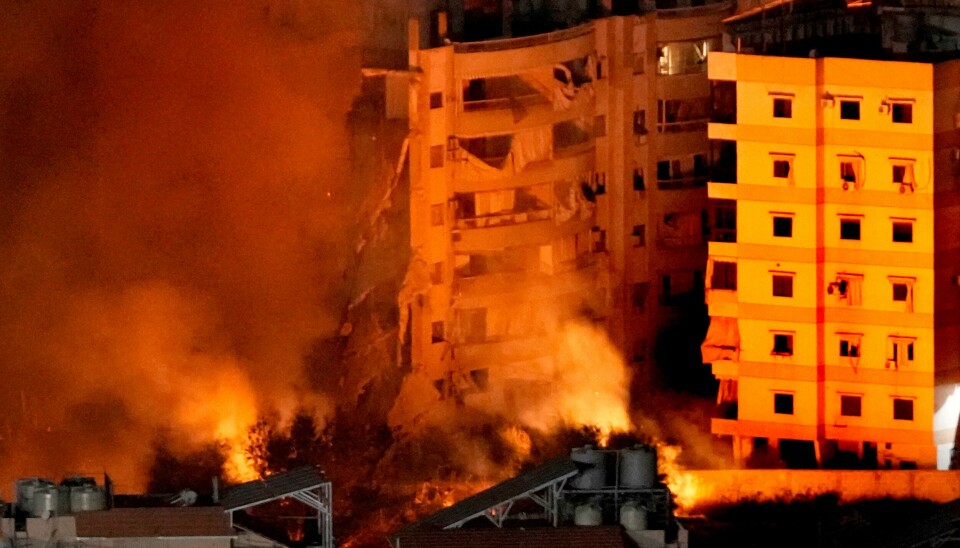 Flammer og røyk stiger opp fra bygninger som er rammet av israelske luftangrep i Beirut-forstaden Dahieh. Israel gjennomførte en rekke luftangrep mot Beiruts sørlige forsteder onsdag. Flammer og røyk stiger opp fra bygninger som er rammet av israelske luftangrep i Beirut-forstaden Dahieh. Israel gjennomførte en rekke luftangrep mot Beiruts sørlige forsteder onsdag. Foto: Hussein Malla / AP / NTB
