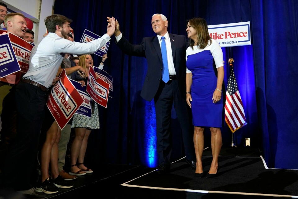 Tidligere visepresident Mike Pence hilser på støttespillere på valgkampmøtet i Iowa onsdag. Tidligere visepresident Mike Pence hilser på støttespillere på valgkampmøtet i Iowa onsdag.
