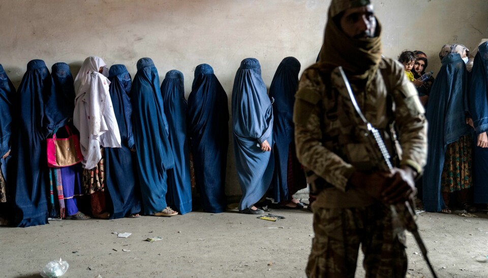 Taliban har innført strenge restriksjoner for afghanske kvinner, som blant annet nektes mer enn seks års skolegang og å oppsøke offentlige steder. Taliban har innført strenge restriksjoner for afghanske kvinner, som blant annet nektes mer enn seks års skolegang og å oppsøke offentlige steder. Foto: AP / NTB