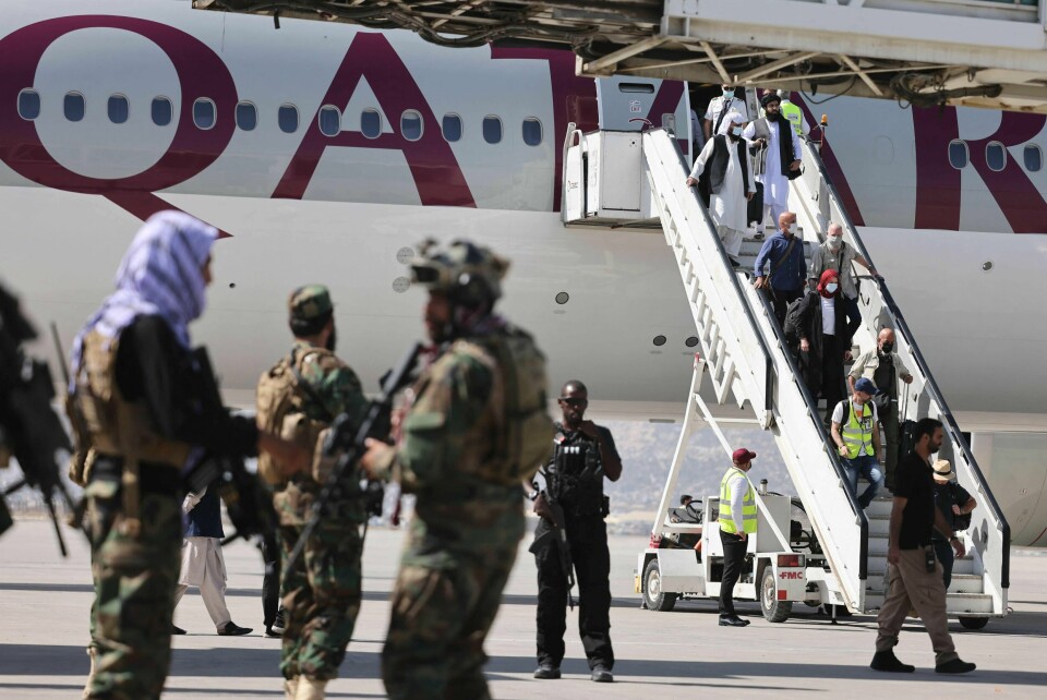 At Norge selger våpen til et land som er verstinger på menneskerettighetsbrudd er urovekkende, mener innleggsforfatter. Menn i millitær uniform med våpen, ser på folk som stiger av et Qatar Airlines fly.
