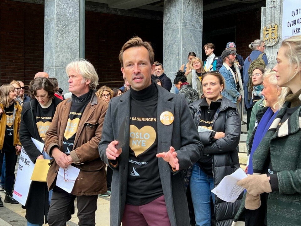 Nærmere 200 skuespillere aksjonerte onsdag ettermiddag mot budsjettkuttene som rammer Oslo Nye Teater.