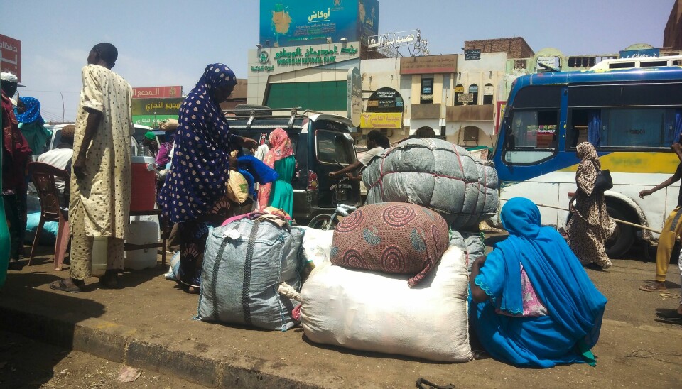 Folk forsøker å komme seg ut av Sudans hovedstad Khartoum som følge av harde kamper i byen. Det kommer stadig flere rapporter om voldtekter og overgrep mot kvinner og barn. Foto: AP / NTB. Folk forsøker å komme seg ut av Sudans hovedstad Khartoum som følge av harde kamper i byen. Det kommer stadig flere rapporter om voldtekter og overgrep mot kvinner og barn. Foto: AP / NTB.