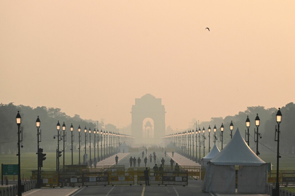 Dette er hverdagen i den indiske hovedstaden New Dehli: Tåkelignende luft, full av røykpartikler og forurensing. Bildet er tatt ved landemerket India Gate i oktober i fjor. Dette er hverdagen i den indiske hovedstaden New Dehli: Tåkelignende luft, full av røykpartikler og forurensing. Bildet er tatt ved landemerket India Gate i oktober i fjor.