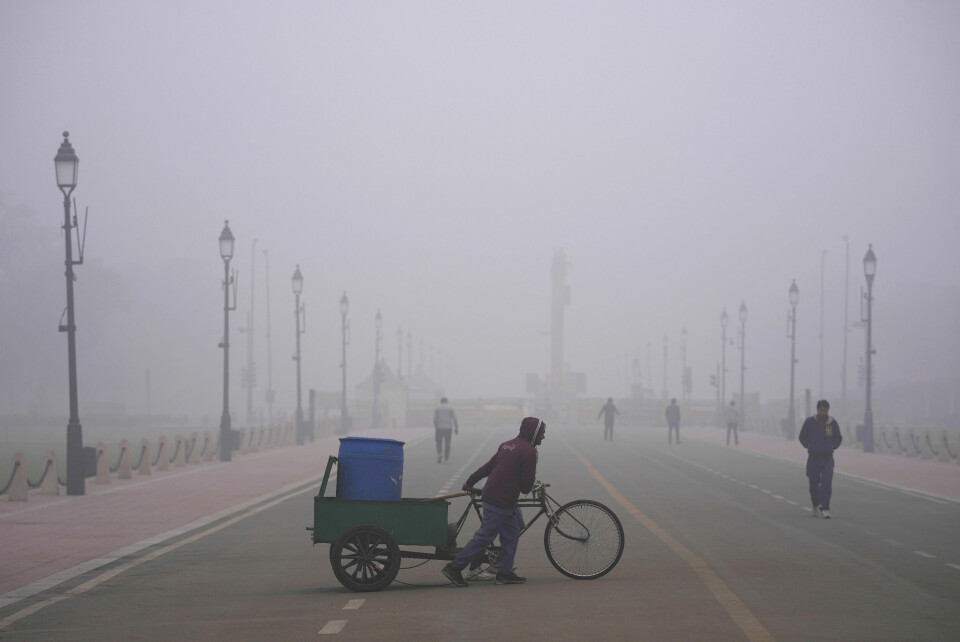 Hverdag i New Dehli, hovedstaden i India. Det er ikke morgentåke, men luftforurensing, som gjør lufta grå. Hverdag i New Dehli, en av verdens mest forurensede byer.
