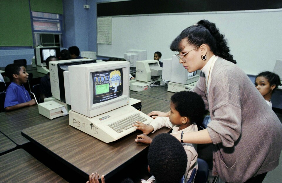 Stakkars uskyldige barn ble utsatt for datamaskiner allerede i gamle dager, som her i Harlem, New York, i 1989. Alicia Custodio, a volunteer for Upward Fund, an organization that runs after school programs in East Harlem, helps two unidentified children with the use of a at computer, June 8, 1989, New York. The center was set up to save kids from the streets and to teach them skills they can use in the future. (AP Photo/Reggie Lewis)