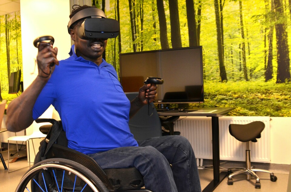 Kissinger Deng tar treningsøkta mens han gamer. Kissinger Deng