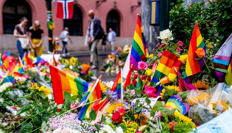 Folk la ned blomster og pride-flagg etter angrepet 25. juni i fjor. Folk la ned blomster og pride-flagg etter angrepet 25. juni i fjor.