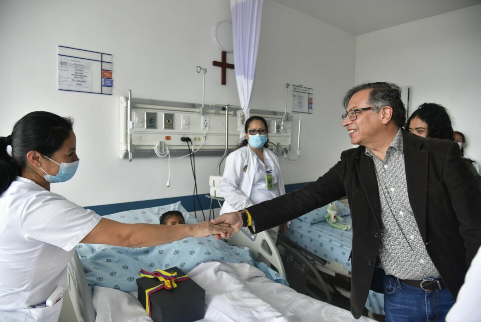 Colombias president Gustavo Petro hilser på en av sykepleierne som behandler barna som er kommet til rette etter å ha klart seg 40 dager i jungelen. Colombias president Gustavo Petro hilser på en av sykepleierne som behandler barna som er kommet til rette etter å ha klart seg 40 dager i jungelen. Foto: Cesar Carrion, Colombias pressetjeneste / AP / NTB