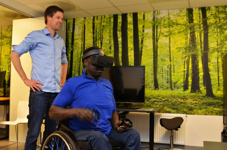 Svetten piplet da Kissinger Deng testet VR-briller som treningsform. Fysioterapeut Matthijs Wouda har publisert en studie om effekten av skjermbaserte treningsspill. Svetten piplet da Kissinger Deng testet VR-briller som treningsform. Fysioterapeut Matthijs Wouda har publisert en studie om effekten av skjermbaserte treningsspill.