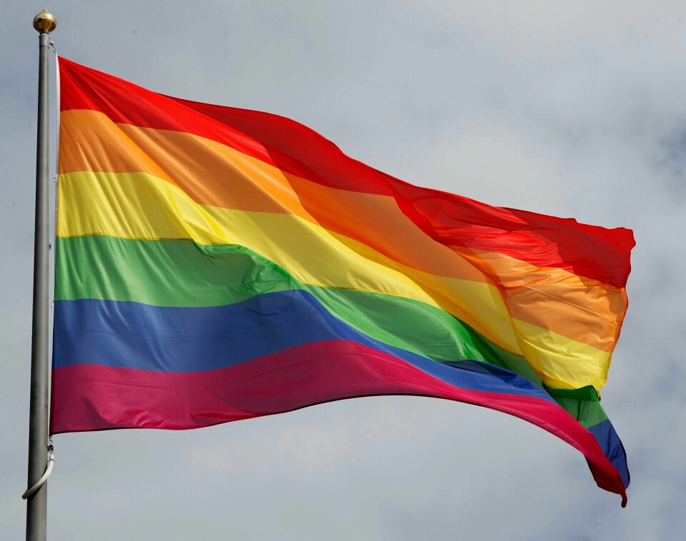 Arkivfoto. Oslo 20170629.Regnbueflagget heises på Rådhusplassen torsdag i forbindelse med at Oslo kommune markerer Oslo Pride 2017. Foto: Lise Åserud / NTB