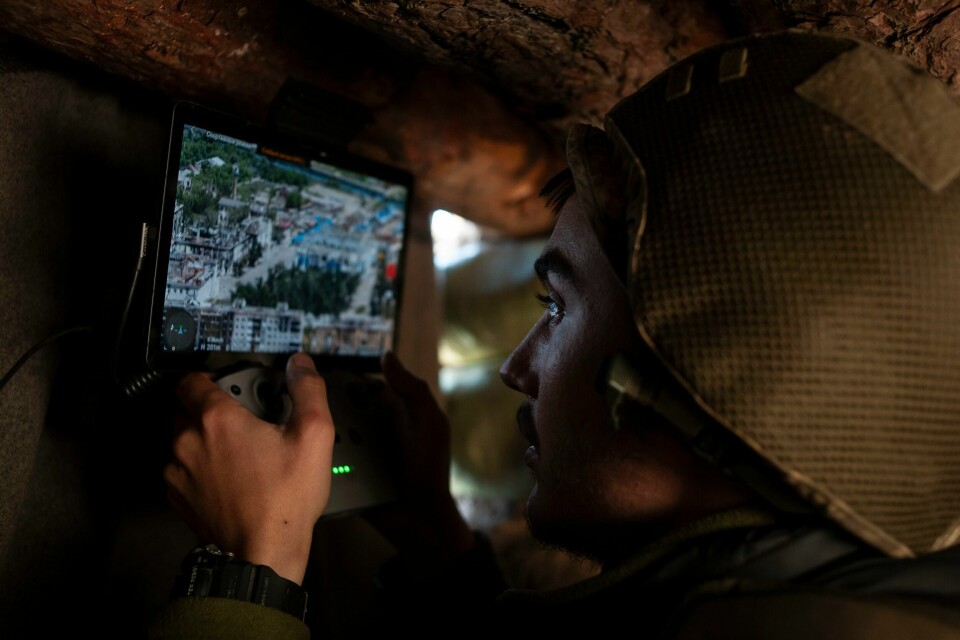 En ukrainsk soldat kontrollerer en drone i Tsjasiv Jar, der det har vært harde kamper. Russland håper nå at elektronisk krigføring kan gi dem suksess, ifølge en tankesmie.
