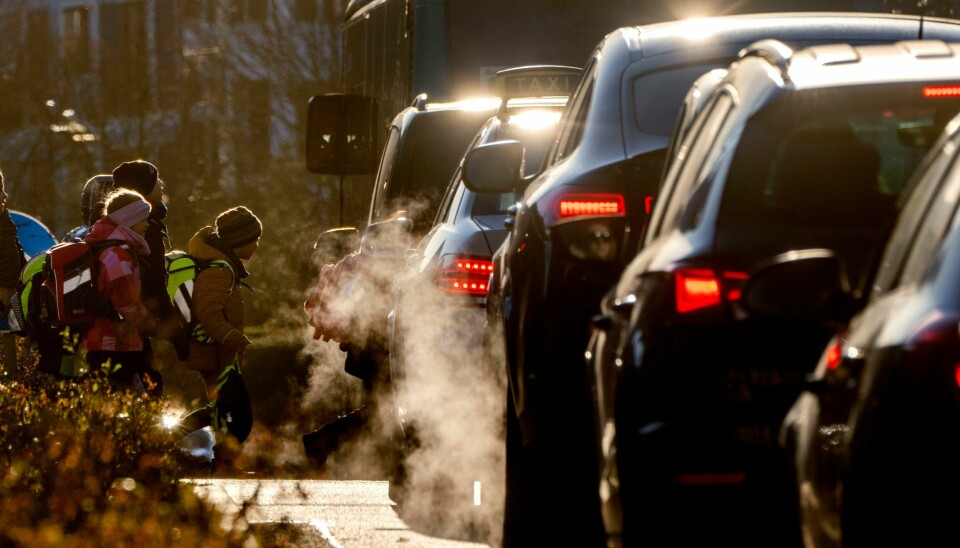 Illustrasjonsbilde: Tyre Extinguishers tar sterke virkemidler i bruk i håp om å få ned biltrafikken i byene. Noe miljøorganisasjonene liker dårlig. EU vil ha forbud mot salg av nye biler med forbrenningsmotor fra 2035, men Tyskland sier nei og mener det bør gjøres unntak dersom de går på syntetisk framstilt drivstoff. Foto: AP / NTB